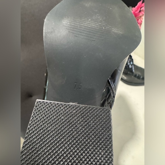 ARIDER GIRL Elegant Black Croc-Embossed Ankle Boots - Picture 8 of 11